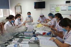 Quảng Bình: Nhân viên y tế tự làm tấm che mặt (Face Shield) tặng cho các chiến sĩ nơi tuyến đầu chống dịch COVID-19