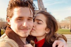 Bạn gái cũ ám chỉ Brooklyn Beckham là kẻ hèn hạ