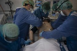 Bác sĩ Mỹ liều dùng thuốc trị đột quỵ cứu bệnh nhân nhiễm virus