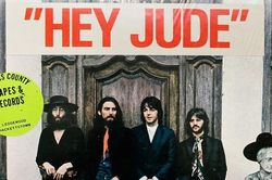 Bản viết tay lời ca khúc 'Hey Jude' của The Beatles được bán với giá hơn 21 tỷ đồng
