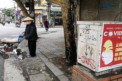 Vẫn còn nhiều người bán hàng rong trên đường phố Hà Nội những ngày dịch