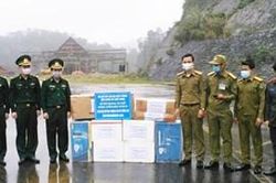 Biên phòng Nghệ An trao quà phòng, chống dịch Covid-19 tặng nước bạn Lào