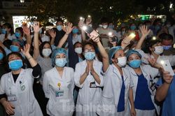 Vỡ òa thời khắc gỡ bỏ phong tỏa Bệnh viện Bạch Mai