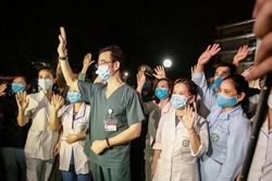 Phút giây vỡ òa cảm xúc khi dỡ bỏ cách ly Bệnh viện Bạch Mai