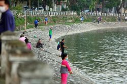 'Cần thủ' cuồng chân, tấp nập đi câu bất chấp lệnh cách ly ở Hà Nội