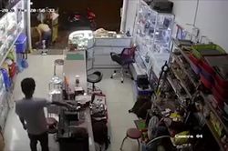 Tên trộm điện thoại 'thi gan' với chủ quán và màn tẩu thoát kịch tính