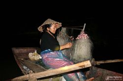 Người dân Nghệ An trắng đêm săn cá trên sông Lam
