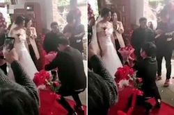 Chú rể quỳ gối cầu hôn lãng mạn nhưng cô dâu vẫn 'trơ như tượng'