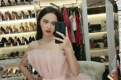 Hương Giang diện váy xòe bồng, trang điểm lộng lẫy chụp ảnh… trước khi đi ngủ