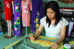 Đưa tranh vẽ lên... trang phục