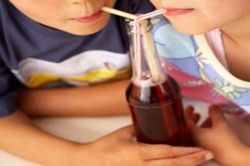 Cho trẻ uống nhiều nước ngọt: Coi chừng mắc gan nhiễm mỡ
