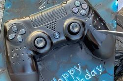 Bánh sinh nhật hình tay cầm PlayStation cực 'độc' của sao tuyển Anh
