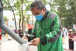 Người nghèo ấm lòng nhờ 'cây ATM gạo'
