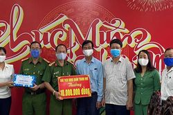 Tặng quà cho các chốt kiểm dịch và hộ khó khăn