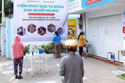 'ATM gạo' Việt Nam lên báo nước ngoài
