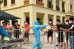 Bộ đội nấu cháo cho trẻ em trong khu cách ly ở Nghệ An