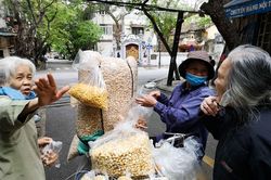 Hà Nội vẫn còn tình trạng người bán hàng rong trên đường phố