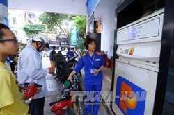 Xăng giảm xuống dưới 12.000 đồng/lít