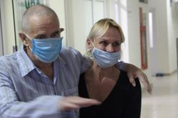 Bệnh nhân COVID-19 số 28 người Anh ra viện, kịp đáp chuyến bay về nước ngay trong đêm 13/4