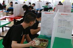Sáng kiến độc đáo giữa mùa dịch COVID-19: Vừa dùng bữa tại căng-tin, vừa ôn thi đại học