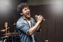 Tại sao ai cũng cảm thấy giọng mình dở hơn khi hát karaoke?