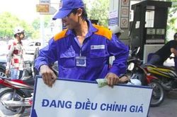 Xăng RON95 giảm 621 đồng/lít, còn 11.939 đồng/lít