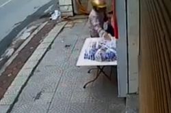 Phẫn nộ người phụ nữ vơ vét gần 10 túi quà dành cho người nghèo ở Hà Nội