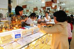 Ồ ạt mua vào, giá vàng tăng cao kỷ lục
