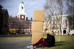 Vì Covid-19, Oxford, Cambridge danh tiếng có thể mất hết du học sinh