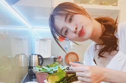 Đông Nhi tự nấu phở bò trong thời gian ở nhà
