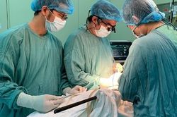 Công nhân bị thanh sắt đâm xuyên ngực