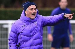 HLV Mourinho khiến Tottenham gặp khó khăn