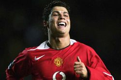 Ronaldo và cú đúp khiến Arsenal câm lặng 15 năm trước
