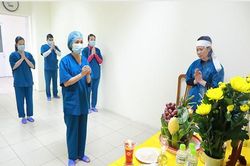 Xúc động cảnh nữ điều dưỡng chịu tang cha ở khu điều trị cách ly đặc biệt