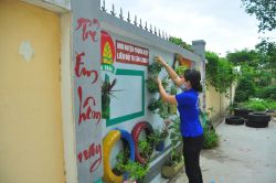 Biến bức tường cũ thành bức tranh đầy màu sắc giữa mùa dịch COVID - 19