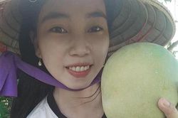 Nữ sinh mồ côi cha lăn lộn kiếm tiền từ năm 11 tuổi, rơi nước mắt khi trường giảm học phí
