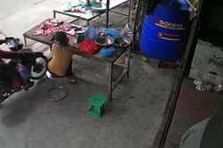 Nữ tài xế lao xe máy thẳng hàng thịt, con dao bầu rơi ngay sát đầu bà chủ