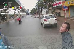Nam thanh niên dừng ô tô nhặt ví trả lại người đánh rơi thì bị đe dọa