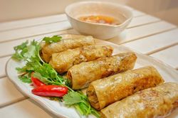 Nem rán giòn rụm: Thưởng thức tinh hoa ẩm thực đất Hà thành