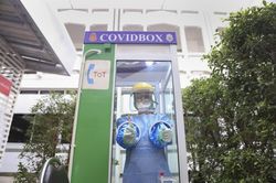Thái Lan phát triển hộp COVID bảo vệ nhân viên y tế khi lấy mẫu dịch