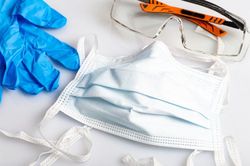Ấn Độ hối thúc Trung Quốc thực hiện đơn hàng 15 triệu bộ đồ bảo hộ