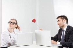 Khó xử khi người yêu là cấp dưới