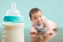 Bé 7 tháng tuổi tử vong vì bố mẹ cho ăn sữa thực vật liên tục