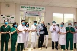 Xúc động vợ chồng người Anh nhiễm COVID-19 ngày ra viện: 'Rất biết ơn và ngưỡng mộ các y bác sĩ VN, thật phi thường'