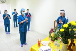 Cha mất, nữ điều dưỡng 'bái vọng' cha từ nơi làm nhiệm vụ phòng chống COVID-19