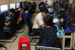 Nhiều khách trong quán Internet chui vào nhà vệ sinh để trốn