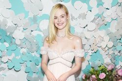 Elle Fanning ngoài đời vẫn mặc váy như công chúa trong phim