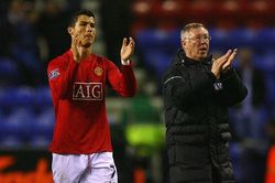 Neville tiết lộ lý do Ronaldo không được làm đội trưởng MU