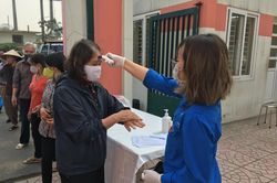 Phát lương thực, thực phẩm miễn phí tặng người nghèo, người có hoàn cảnh khó khăn