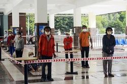 Lực lượng vũ trang quận 8 chung tay nhân rộng máy phát gạo tự động